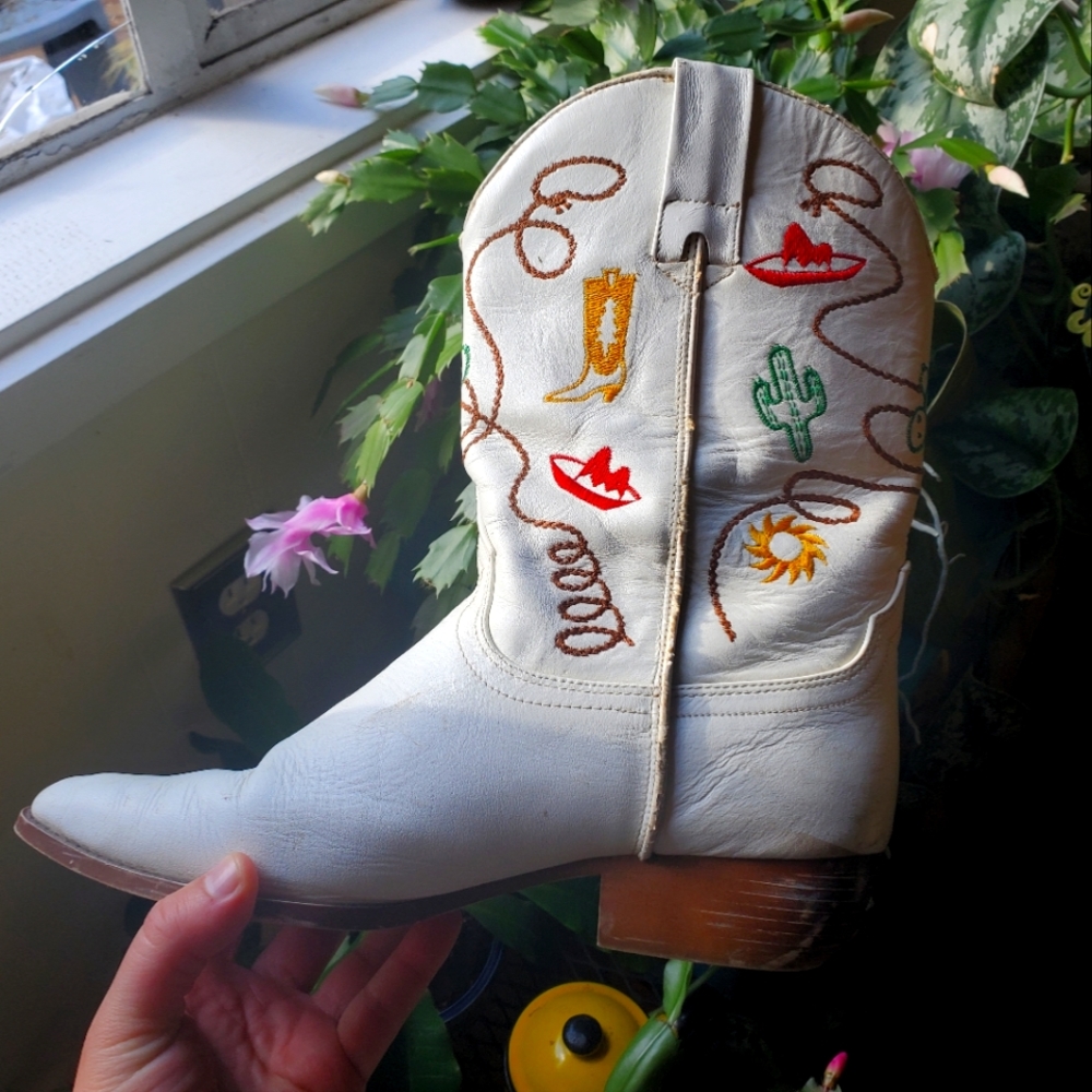Vintage white embroidered cowboy boots